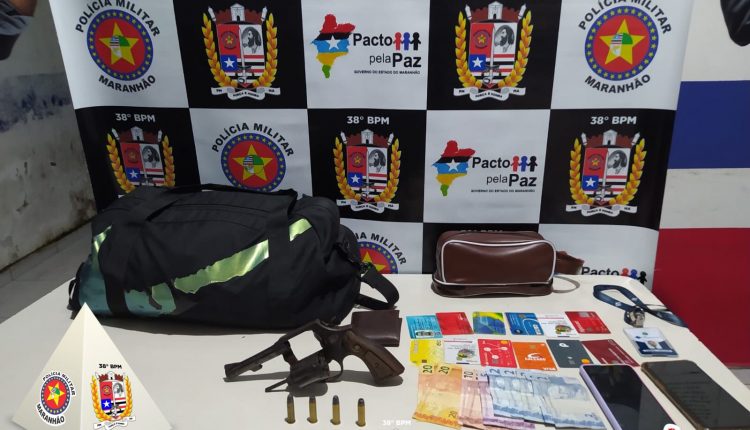 Dois suspeitos de roubo são presos e uma arma de fogo é apreendida pela PM no Apeadouro