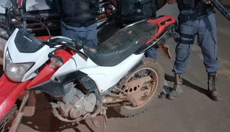 Policiais militares recuperam três motocicletas com restrição de furto/roubo na área do 39º BPM