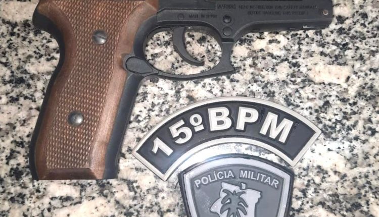 POLICIAIS MILITARES APREENDEM SIMULACRO DE ARMA DE FOGO E EFFETUAM PRISÃO DE INDIVÍDUO POR VIOLÊNCIA DOMÉSTICA
