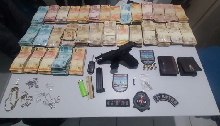 Policiais do 2°BPTur prendem suspeitos, apreendem arma de fogo e recuperam dinheiro roubado durante ação criminosa em Tutóia