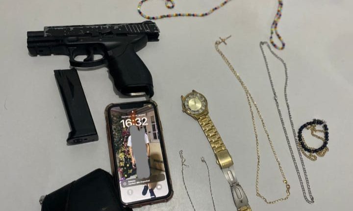 Homem suspeito de praticar assalto com simulacro de arma de fogo é preso no bairro Divineia