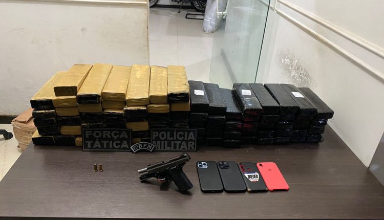 Polícia Militar prende trio com 62 quilos de maconha e arma de fogo na cidade de Santa Rita   