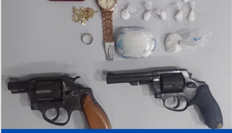 PMMA apreende duas armas de fogo e substância semelhante a cocaína com passageira de Van , na Estiva
