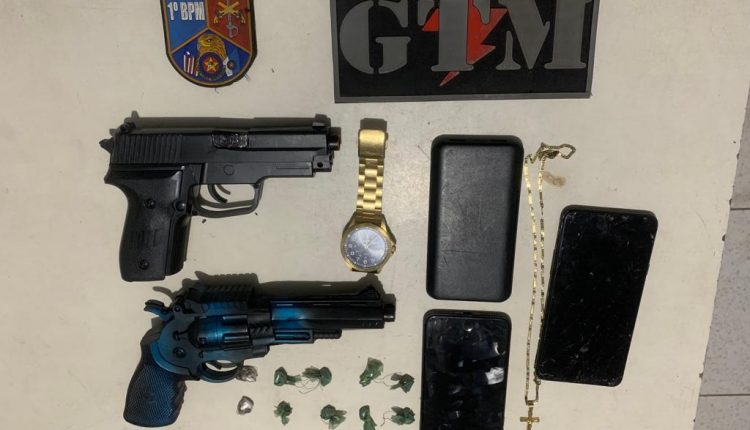 Polícia militar prende suspeitos com duas armas de fogo falsas no bairro do Anjo da Guarda