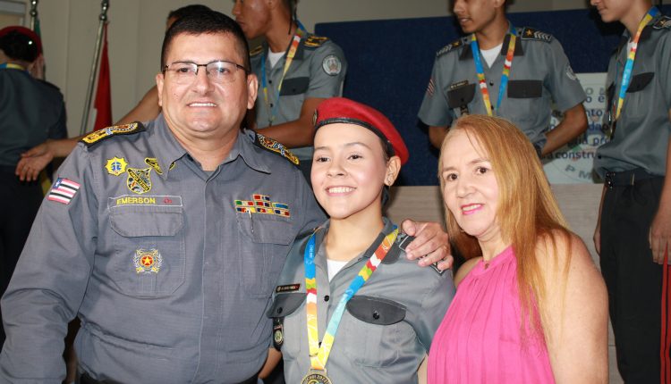 Comandante-geral, Coronel Emerson Bezerra, participa de homenagem aos alunos do Colégio Militar Tiradentes I, que foram destaque em competições acadêmicas nacionais.