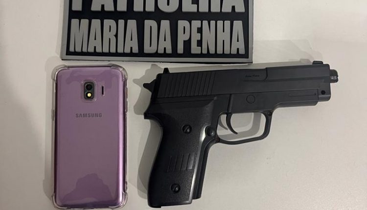 Policiais Militares da Patrulha Maria da Penha (PMP), conduzem assaltantes e apreendem Arma de Fogo