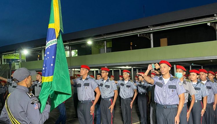 Solenidade de entrega da boina aos novos alunos do Colégio Militar Tiradentes V em Timon