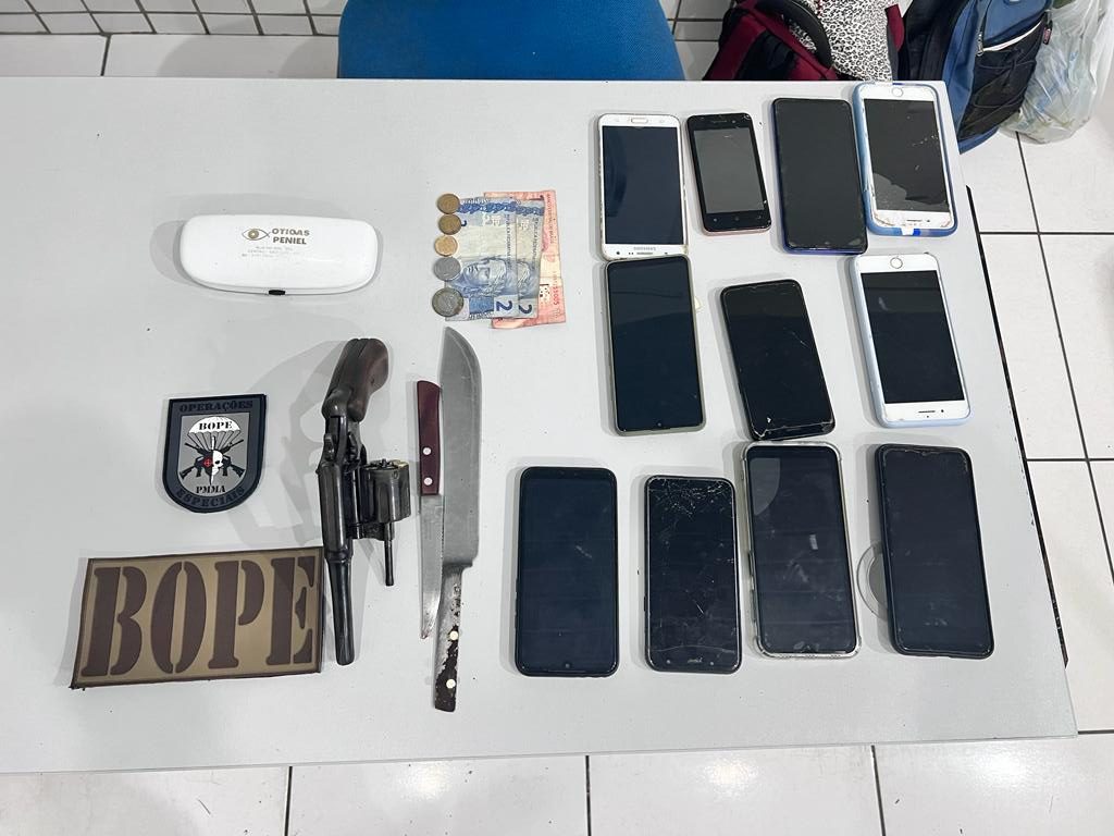 Policiais militares  de folga prendem três suspeitos de roubo a coletivo e recuperam pertences dos passageiros em São Luís