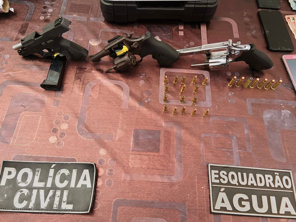 OPERAÇÃO CONJUNTA DA POLÍCIA MILITAR E POLÍCIA CIVIL RESULTA NA PRISÃO DE TRAFICANTES E APREENSÃO DE ARMAS DE FOGO, DROGAS E DINHEIRO