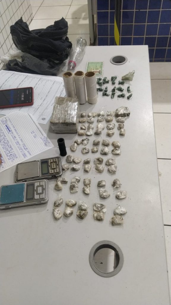 POLÍCIA MILITAR PRENDE HOMEM QUE COMERCIALIZAVA ENTORPECENTES NO RESIDENCIAL TIRADENTES