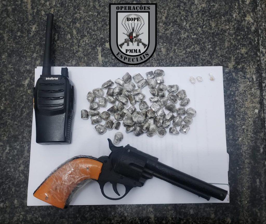 POLÍCIA MILITAR DE PEDREIRAS APREENDE GRANDE QUANTIDADE DE DROGAS E RECUPERA VEÍCULO ROUBADO DURANTE OPERAÇÃO PAZ