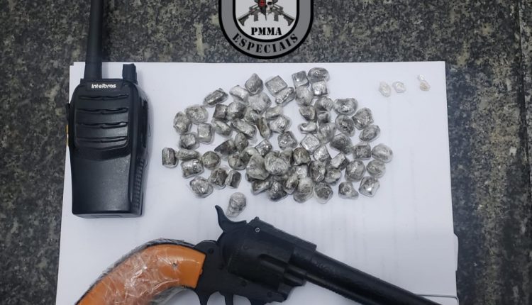 POLÍCIA MILITAR DE PEDREIRAS APREENDE GRANDE QUANTIDADE DE DROGAS E RECUPERA VEÍCULO ROUBADO DURANTE OPERAÇÃO PAZ