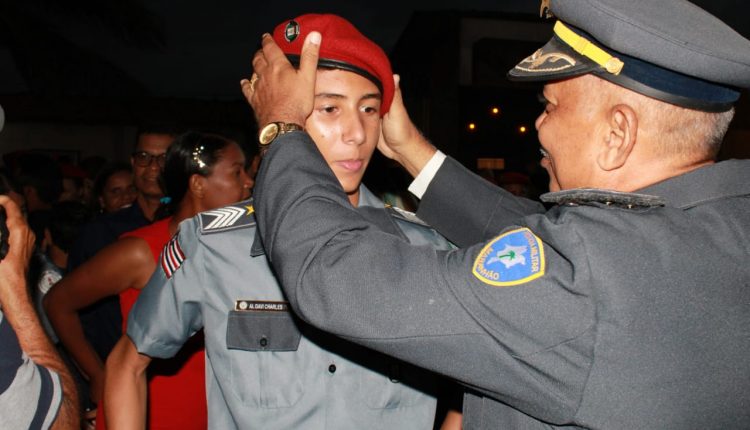 Colégio Militar Tiradentes XII realiza entrega da boina aos novos alunos e premia alunos destaques