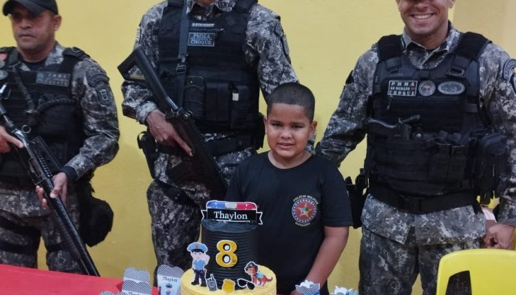 Menino que sonha ser policial recebe visita surpresa da PM em sua festa de aniversário