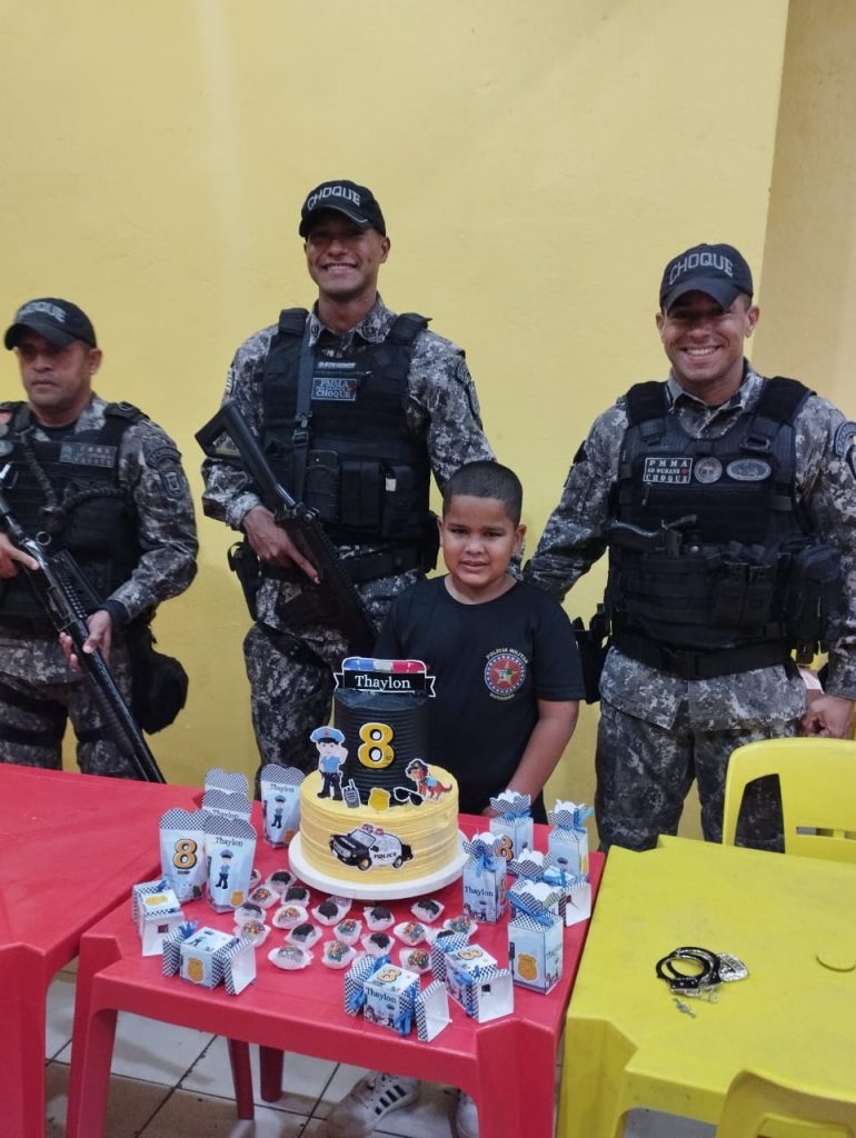 Menino que sonha ser policial recebe visita surpresa da PM em sua festa de aniversário