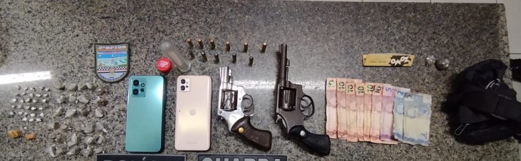 POLÍCIA MILITAR PRENDE QUADRILHA COM DUAS ARMAS DE FOGO E DROGAS NA CIDADE DE TUTÓIA