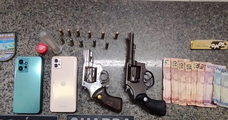 POLÍCIA MILITAR PRENDE QUADRILHA COM DUAS ARMAS DE FOGO E DROGAS NA CIDADE DE TUTÓIA