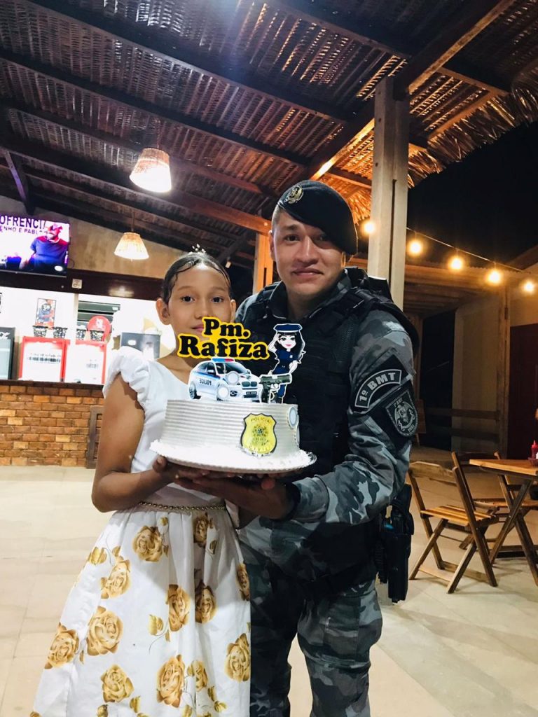 Policiais do 1° BMT fazem surpresa de aniversário para criança que sonha ser policial