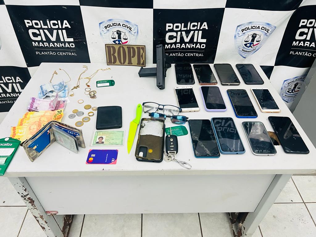 Policiais do BOPE prendem suspeitos de roubo a coletivo, apreendem armas e recuperam pertences das vítimas