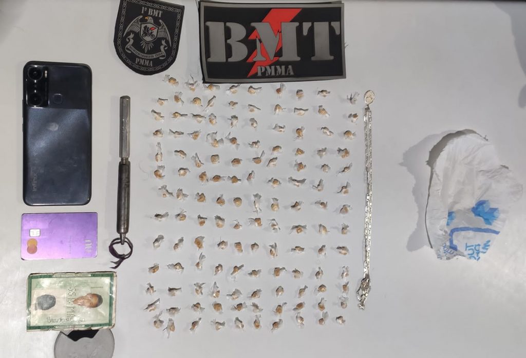 Polícia militar prende homem com drogas e arma de fogo caseira no Bairro da Pirâmide, na Raposa