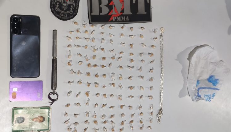 Polícia militar prende homem com drogas e arma de fogo caseira no Bairro da Pirâmide, na Raposa