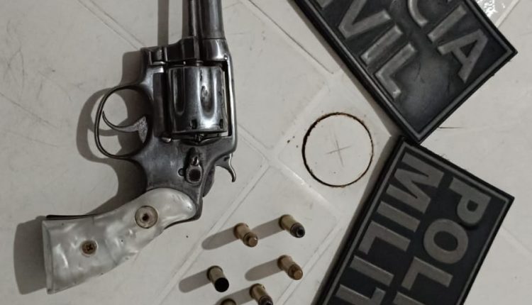 PMMA apreende arma de fogo e prende foragido da justiça na cidade de Apicum-Açu