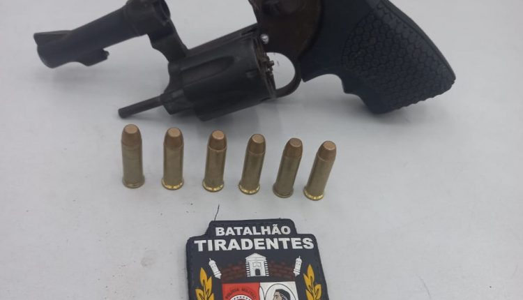 POLÍCIA MILITAR PRENDE DUPLA POR PORTE ILEGAL DE ARMA DE FOGO NO BAIRRO MONTE CASTELO EM SÃO LUÍS