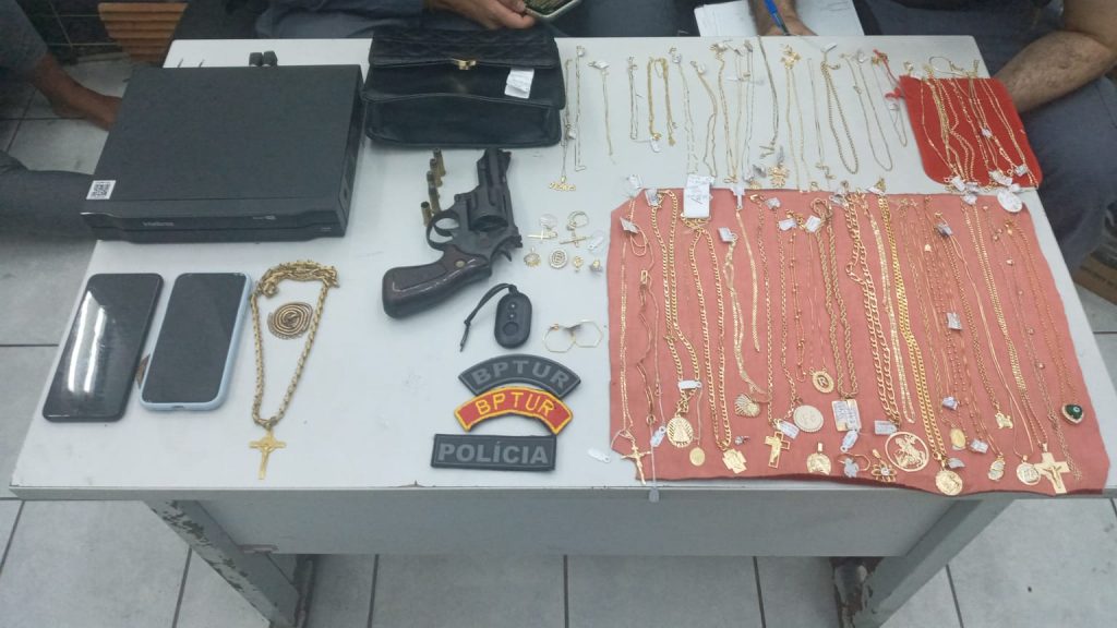 Polícia Militar do Maranhão, através do BPTUR prende dois suspeitos de roubo a joalheira, apreende arma de fogo e recupera bens