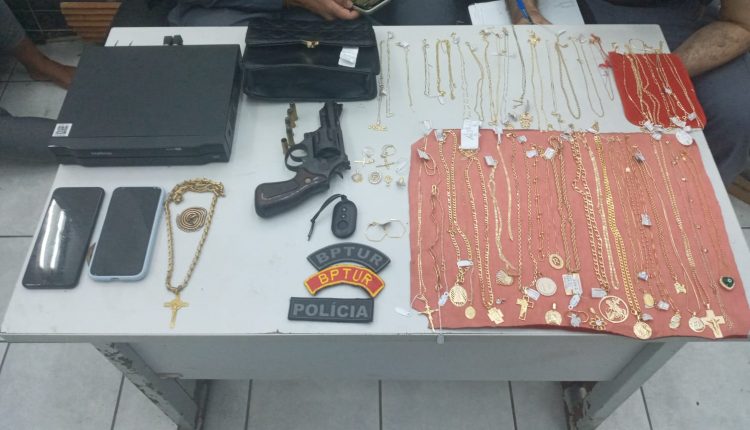 Polícia Militar do Maranhão, através do BPTUR prende dois suspeitos de roubo a joalheira, apreende arma de fogo e recupera bens
