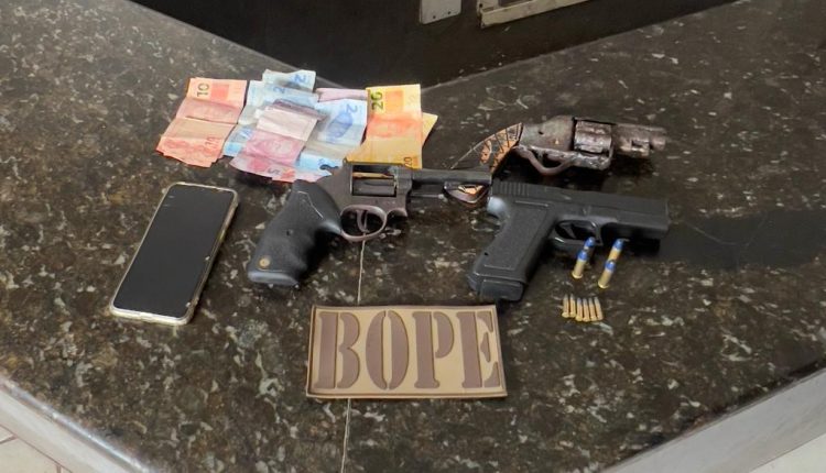 POLÍCIA MILITAR CAPTURA CRIMINOSOS E APREENDE DUAS ARMAS DE FOGO