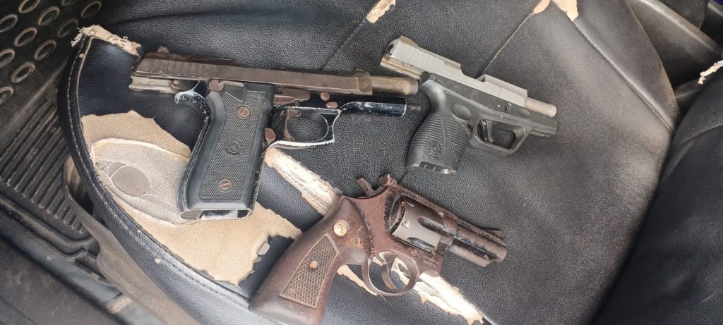 PM PRENDE MULHER COM TRÊS ARMAS DE FOGO NA RODOVIÁRIA DE SANTA HELENA/MA