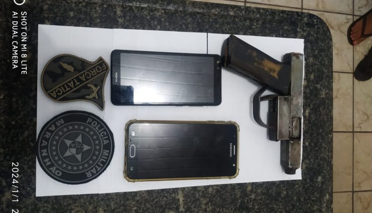 POLÍCIA MILITAR APREENDE ARMA DE FOGO E RECUPERA MOTOCICLETA EM PEDREIRAS