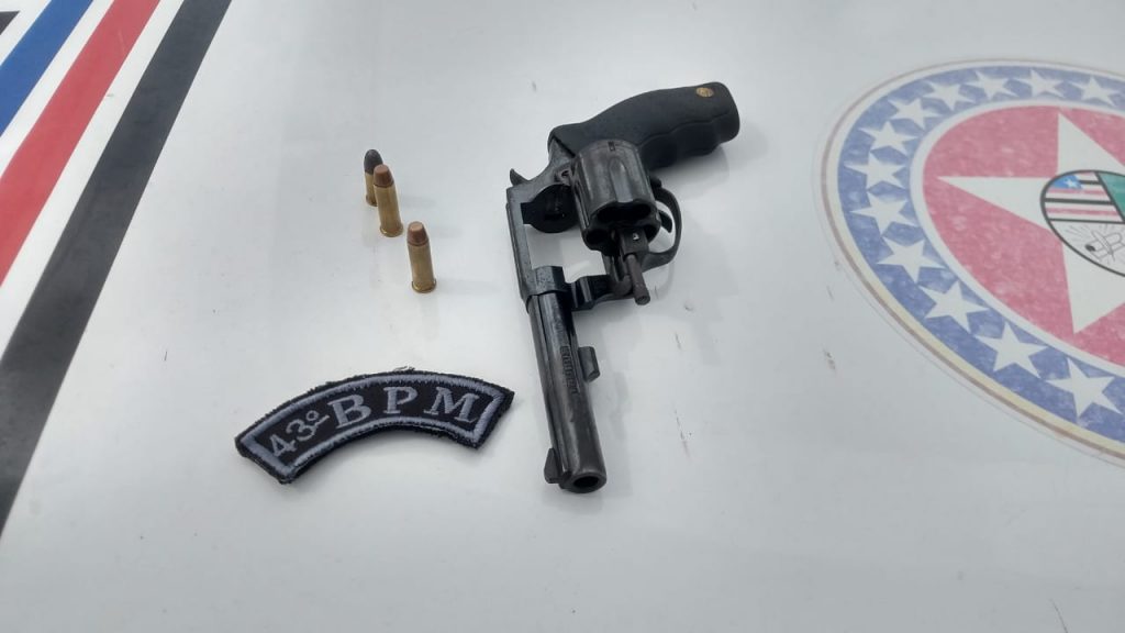 HOMENS SÃO PRESOS POR PORTE ILEGAL DE ARMA DE FOGO NA VILA VITÓRIA