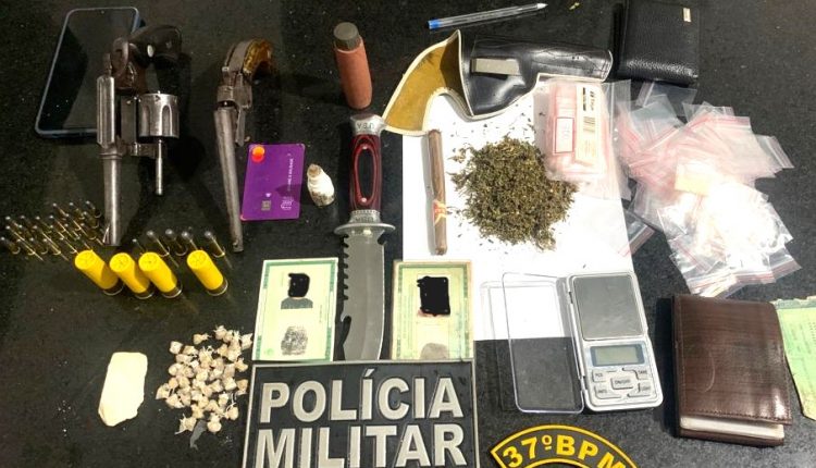 Polícia Militar prende homem com duas armas de fogo, munições e drogas na cidade de Grajaú