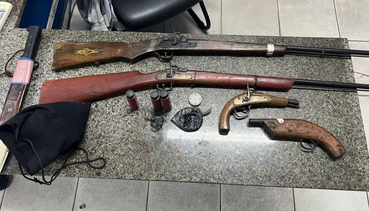 POLICIAIS DO 2° BPTUR PRENDEM SUSPEITO DE TENTATIVA DE HOMICÍDIO E APREENDEM ARMAS DE FOGO EM BARREIRINHAS