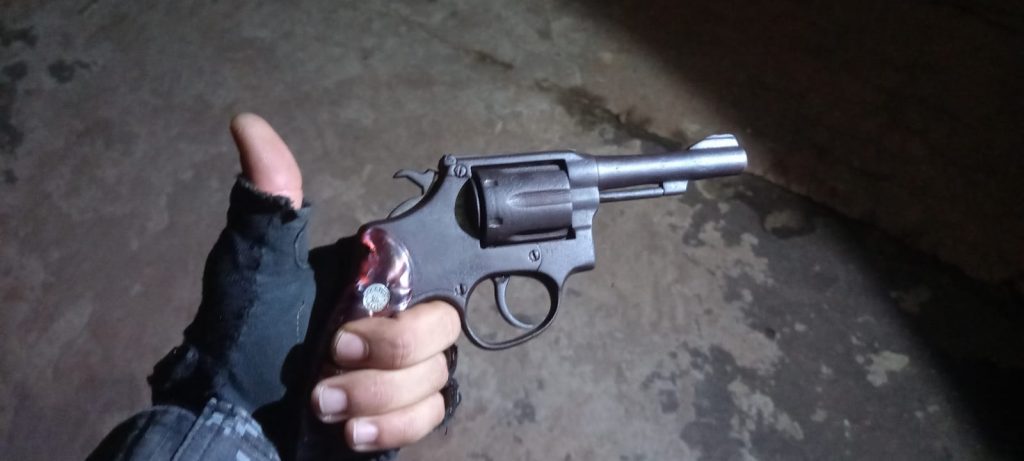 ASSALTANTE É DETIDO PELA POLÍCIA MILITAR 10º BATALHÃO DA PM, NA CIDADE DE PINHEIRO/MA.