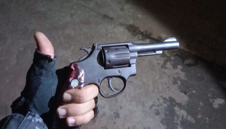 ASSALTANTE É DETIDO PELA POLÍCIA MILITAR 10º BATALHÃO DA PM, NA CIDADE DE PINHEIRO/MA.