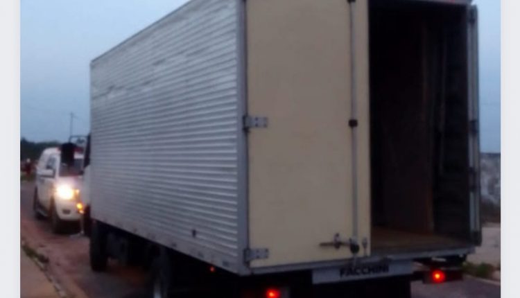 No bairro Maracanã/MA, a Polícia Militar recupera caminhão roubado