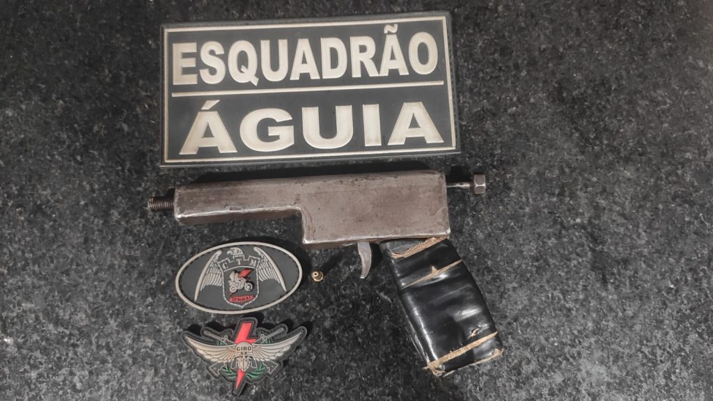 Polícia Militar recupera motocicleta roubada e prende dupla com arma de fogo em Balsas