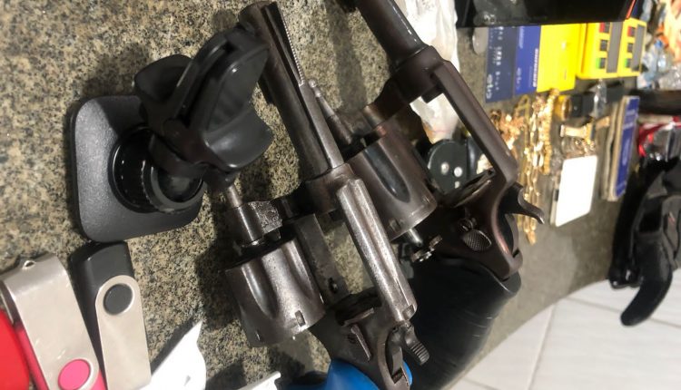 Polícia Militar apreende armas de fogo e prende suspeitos de roubo a estabelecimento em Chapadinha MA