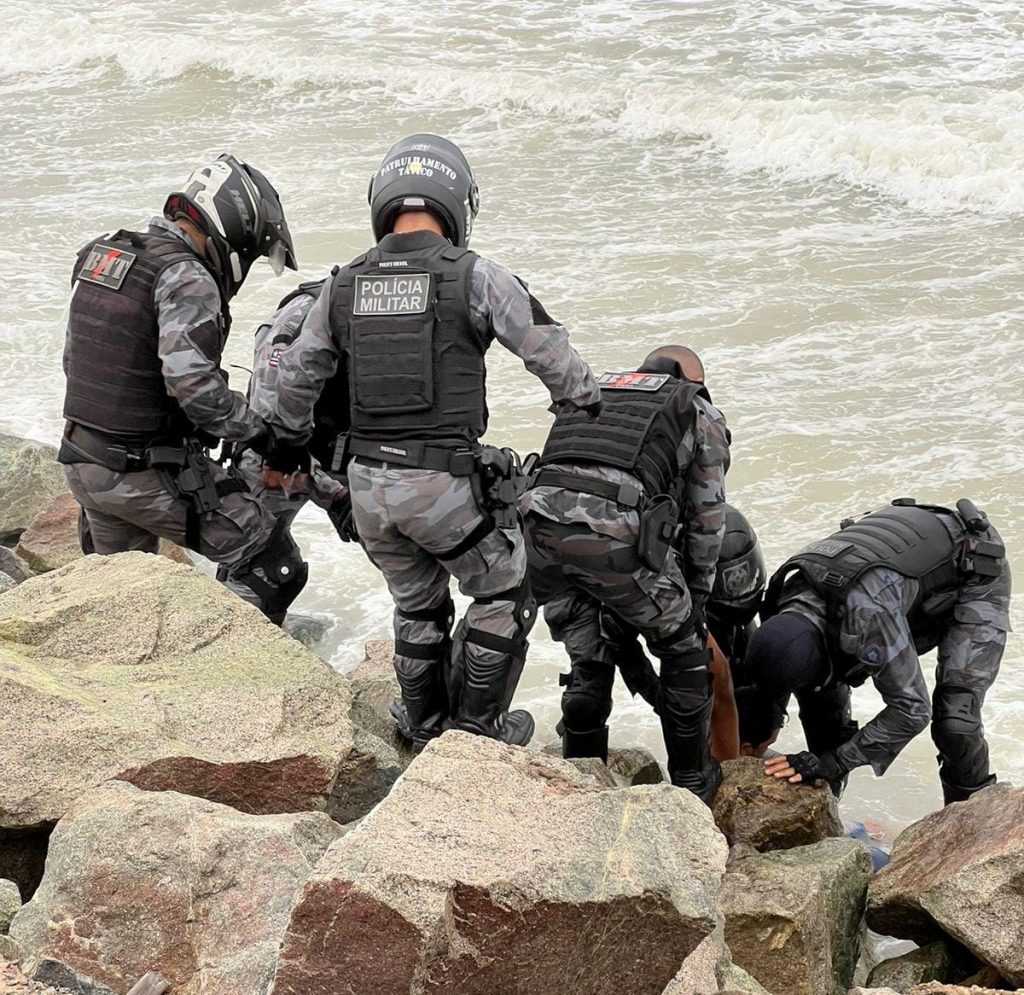 Policiais do 1º BMT salvam vítima de afogamento em praia de São Luís