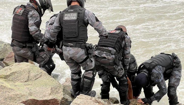 Policiais do 1º BMT salvam vítima de afogamento em praia de São Luís
