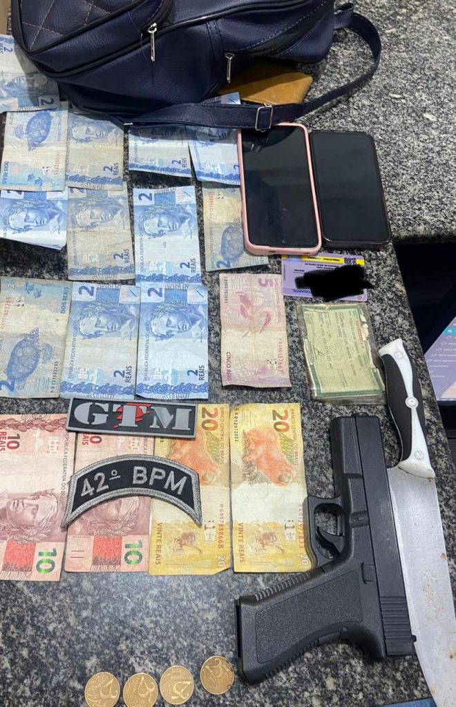 Policiais militares do 42º BPM conduzem suspeitos de roubo a coletivo e recuperam pertences das vítimas
