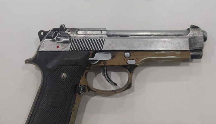 Policiais Militares do 6º BPM prendem suspeitos por roubo de veículo e apreendem simulacro de arma de fogo.