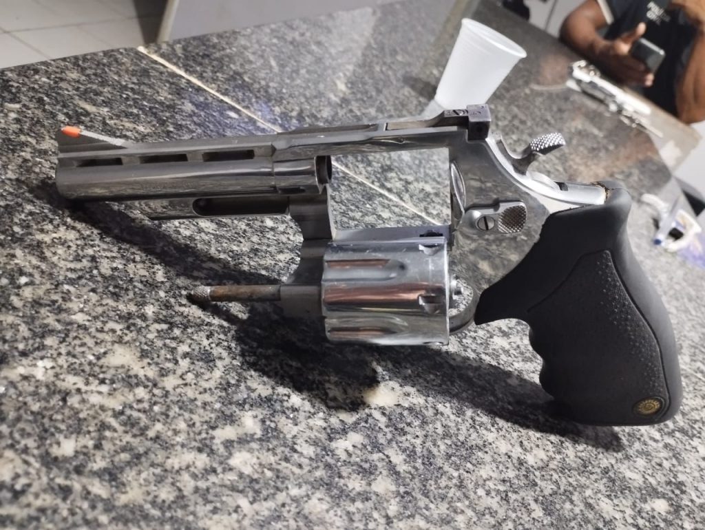 POLÍCIA MILITAR DE PRENDE HOMEM POR POSSE ILEGAL DE ARMA DE FOGO E EMBRIAGUEZ AO VOLANTE EM SÃO PEDRO DA ÁGUA BRANCA