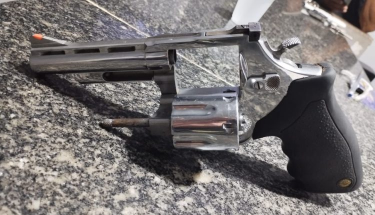 POLÍCIA MILITAR DE PRENDE HOMEM POR POSSE ILEGAL DE ARMA DE FOGO E EMBRIAGUEZ AO VOLANTE EM SÃO PEDRO DA ÁGUA BRANCA