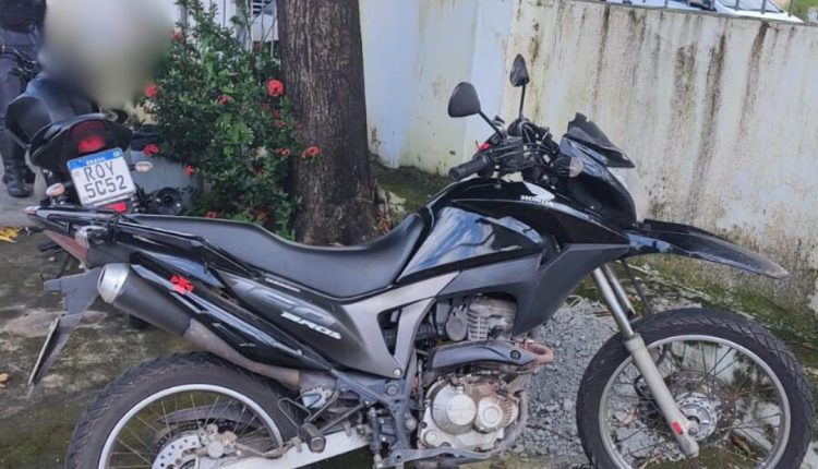 POLÍCIA PRENDE SUSPEITO DE ADULTERAÇÃO DE PLACA DE MOTO NA VILA PALMEIRA