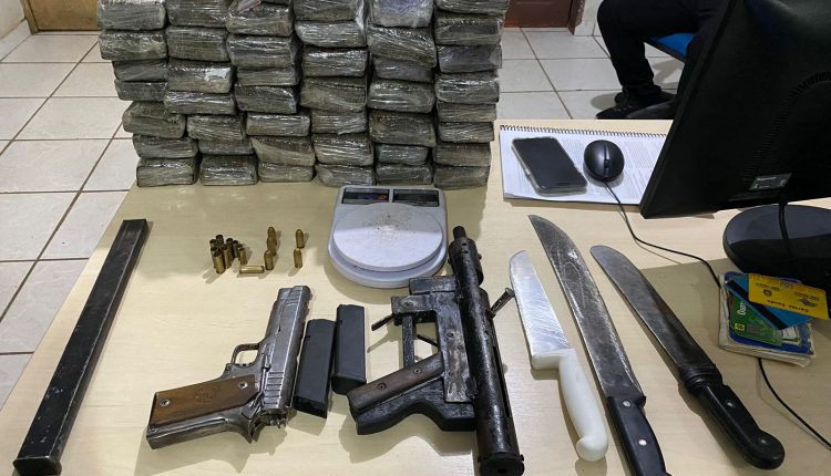 ESQUADRÃO ÁGUIA DO 2º BPM APREENDE ARMAS DE FOGO, 42 TABLETES DE MACONHA E PRENDE SUSPEITO EM CAXIAS