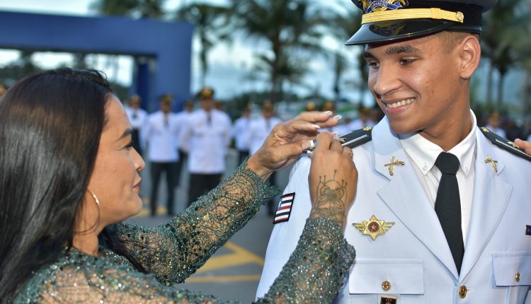 PMMA APRESENTA À SOCIEDADE 52 NOVOS ASPIRANTES DURANTE SOLENIDADE MILITAR